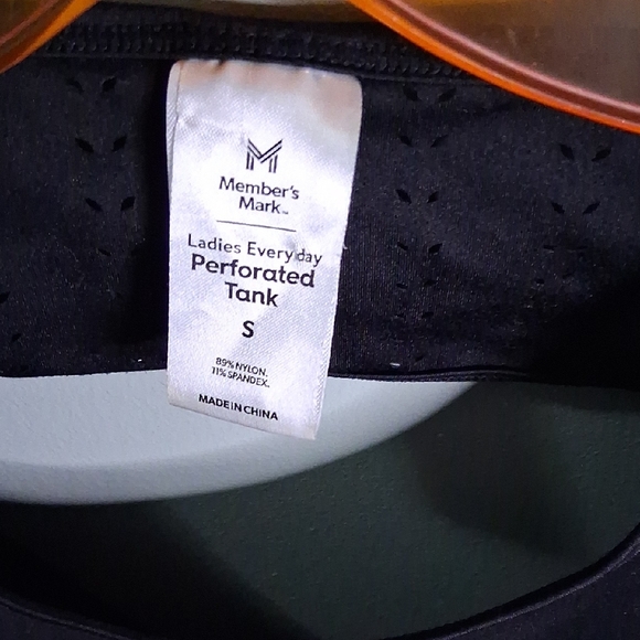 Elegant Black Sleeveless Tank Top - Picture 9 of 10